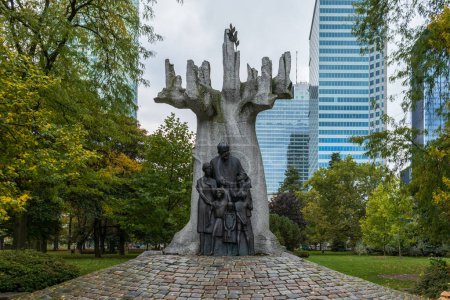Foto de Varsovia, Polonia - 2 de octubre de 2022: Monumento a Janusz Korczak, un educador polaco-judío. siguió a niños desde su orfanato hasta el campo de exterminio de Treblinka en 1942 - Imagen libre de derechos