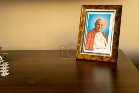 Téléchargez les photos : Varsovie Pologne - 25 janvier 2023 : Photo de Saint Jean-Paul II sur l'étagère à la maison. Image des maisons intérieures du pape - en image libre de droit