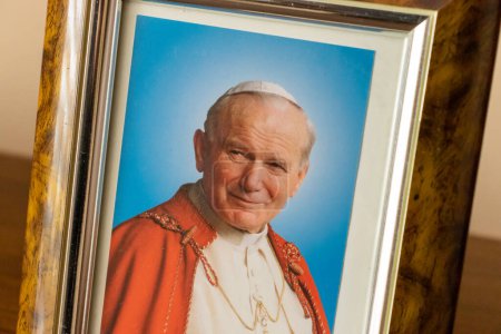Téléchargez les photos : Varsovie, Pologne - 22 juin 2023 : Pape Jean-Paul II. La peinture du pape polonais sur la commode à la maison. - en image libre de droit