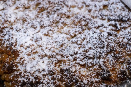Foto de Deliciosa szarlotka polaca tradicional espolvoreada con azúcar en polvo. - Imagen libre de derechos