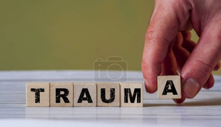 Foto de Primer plano de bloques de madera deletreando la palabra 'trauma' - Imagen libre de derechos