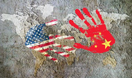 Téléchargez les photos : Image d'empreintes de mains avec drapeau des États-Unis et drapeau de la Chine laissée sur le mur avec carte du monde - en image libre de droit