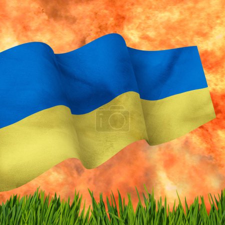 Téléchargez les photos : Image d'un drapeau ukrainien flottant dans le vent sur fond de feu - en image libre de droit