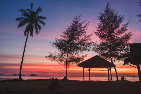 Foto de Hermoso paisaje al atardecer, naturaleza tropical de la isla exótica con copyspace, vista romántica del verano - Imagen libre de derechos