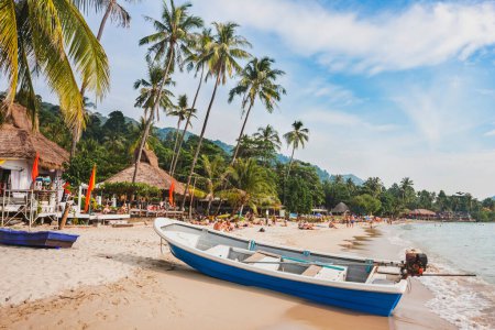 hermosa playa tropical en Tailandia, barco de madera y palmeras en Koh Chang