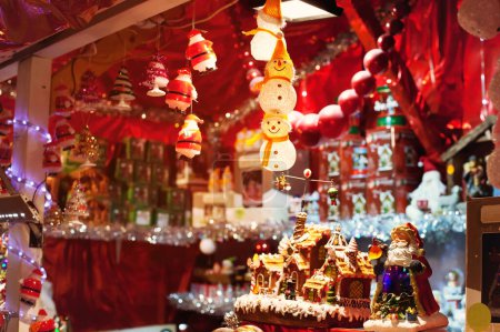 Weihnachtsmarkt in Frankreich, niedliche Schneemanndekoration und Illumination