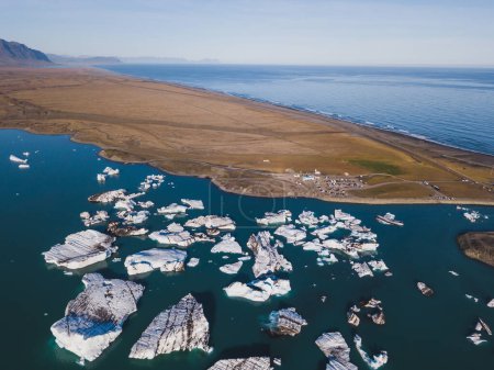 Foto de Hermosa naturaleza de Islandia, paisaje aéreo de lago glaciar con icebergs flotantes - Imagen libre de derechos
