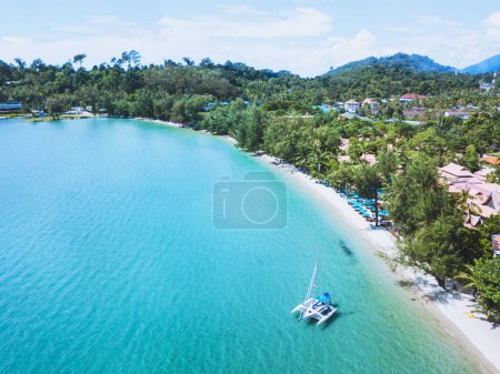 Foto de Catamarán con vela anclada en la hermosa playa tropical de la isla de Koh Chang, Tailandia paisaje aéreo - Imagen libre de derechos