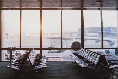 Téléchargez les photos : Aéroport intérieur moderne avec de grandes fenêtres - en image libre de droit