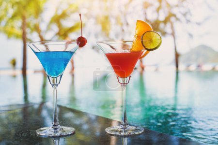 cocktails exotiques dans le bar de la piscine sur la plage