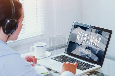 Foto de Mujer viendo webinar en línea en la computadora, concepto de educación empresarial, coaching - Imagen libre de derechos