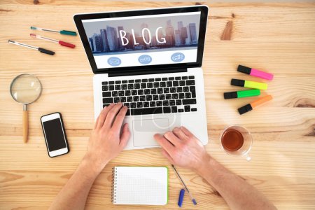 Blog, Handschrift auf der Tastatur des Computers, Blogging-Konzept