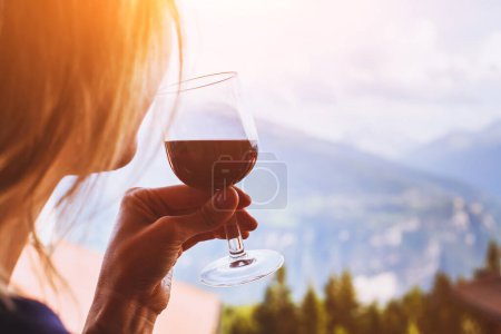 Foto de Mujer bebiendo vino tinto, primer plano del vaso de mano - Imagen libre de derechos