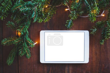 Foto de Tableta digital en el fondo festivo de Navidad, pantalla blanca en blanco con lugar para el texto - Imagen libre de derechos