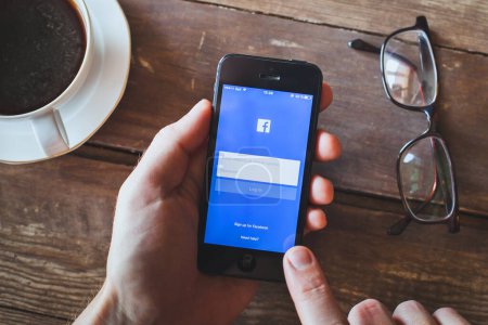 Foto de ANZERE, SUIZA - 22 de septiembre de 2017: Persona que utiliza la red social de Facebook en la pantalla del teléfono inteligente iPhone, página de inicio de sesión de la aplicación - Imagen libre de derechos