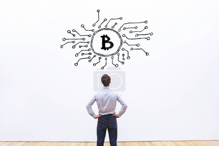Téléchargez les photos : Concept Bitcoin sur le mur blanc - en image libre de droit