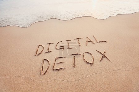 Foto de Concepto de desintoxicación digital, palabras escritas en la arena de la playa - Imagen libre de derechos