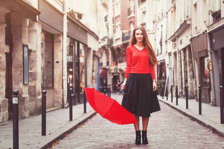 Foto de Retrato de mujer hermosa en rojo, atractivo joven caucásico chica cuerpo completo con paraguas, vintage filtro retro - Imagen libre de derechos