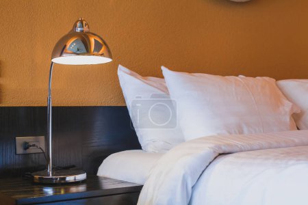 Foto de Habitación de hotel interior abstracto, lámpara cerca de la cama - Imagen libre de derechos