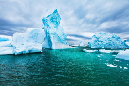 Foto de Antártida hermoso paisaje frío con icebergs, paisaje épico, belleza antártica de la naturaleza del invierno - Imagen libre de derechos