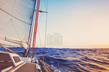 Foto de Crucero romántico a bordo de un barco de sailling, yate de lujo, hermoso fondo marino - Imagen libre de derechos