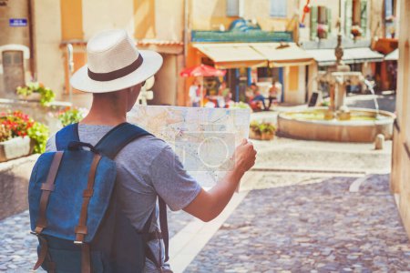 Foto de Personas que viajan, turista mirando el mapa en la calle en Francia, Europa - Imagen libre de derechos