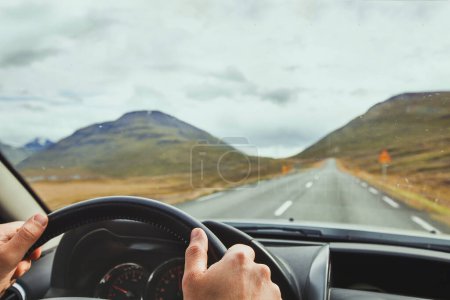 Foto de Viajar, conducir un coche en una hermosa carretera panorámica en Islandia - Imagen libre de derechos