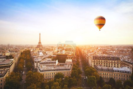 Foto de Destino de viaje de ensueño, hermosa vista panorámica de París con Torre Eiffel y globo aerostático volador, Francia - Imagen libre de derechos