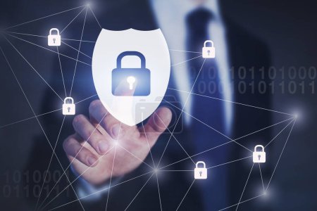 Foto de Concepto de ciberseguridad, botón de escudo de seguridad cibernética con candados en la pantalla táctil - Imagen libre de derechos