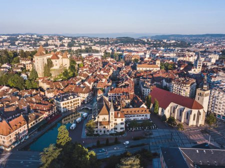 Foto de Vista panorámica aérea de la ciudad de Annecy, Francia, arquitectura histórica del centro histórico de la ciudad, hermoso paisaje urbano - Imagen libre de derechos