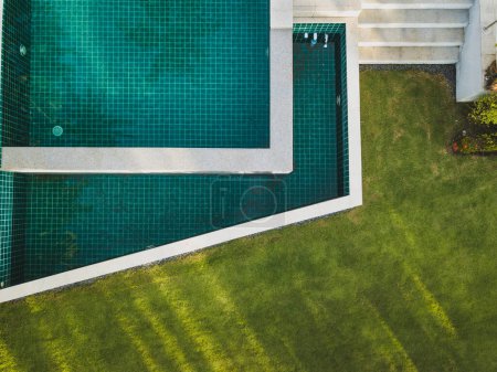 Foto de Moderna villa de lujo con piscina de lujo, vista superior paisaje de arquitectura diseño exterior - Imagen libre de derechos