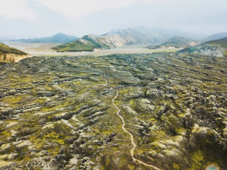 Foto de Paisaje volcánico aéreo de Landmannalaugar en las tierras altas de Islandia, vista de drones de senderismo en las montañas desde arriba - Imagen libre de derechos