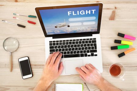 Foto de Comprar billete de avión en línea, reservar vuelo en Internet, planificación de transporte de viajes - Imagen libre de derechos