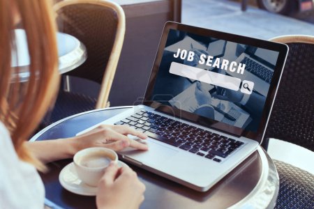 Foto de Concepto de búsqueda de empleo, encontrar su carrera, mujer buscando en el sitio web en línea - Imagen libre de derechos