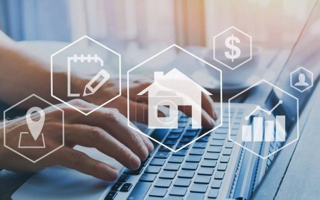 Immobilienkonzept, Immobilienwertdiagramm, Eingabe am Computer als Hintergrund, Hauskauf