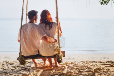 Téléchargez les photos : Couple en vacances à la plage, vacances romantiques en famille lune de miel - en image libre de droit