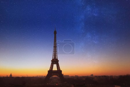 Foto de Noche en París con cielo estrellado azul, hermosa vista romántica de la Torre Eiffel con estrellas, Francia - Imagen libre de derechos