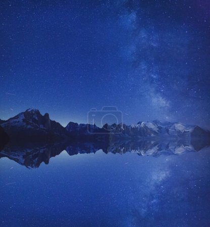 Foto de Hermoso paisaje inspirador, estrellas de la noche y la vía láctea sobre las montañas de los Alpes al aire libre con reflexión y copyspace, fondo de la naturaleza - Imagen libre de derechos