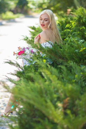 Téléchargez les photos : Pois fleur : Jeune fille blonde avec bouquet - en image libre de droit