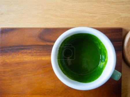 Téléchargez les photos : Matcha thé vert japonais sain biologique chaud latte boisson tasse caféine en poudre nourriture fraîche culture naturelle ingrédient herbe traditionnelle boisson sur table en bois vue arrière-plan sélectionné focus - en image libre de droit