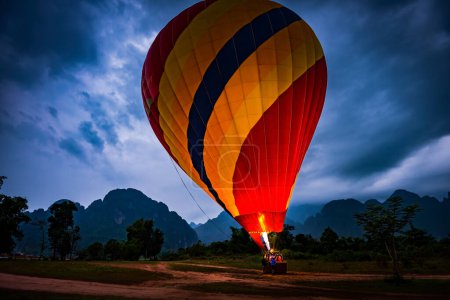Téléchargez les photos : Faire sauter une montgolfière - en image libre de droit