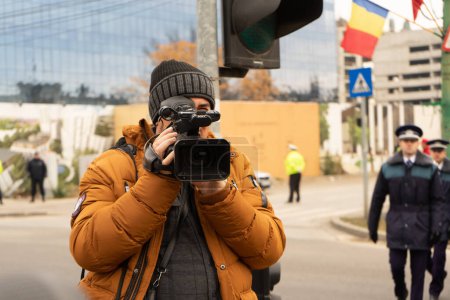 Téléchargez les photos : Timisoara, Roumanie - 01 décembre 2018 : Caméraman de presse au défilé de la fête nationale de Roumanie - en image libre de droit
