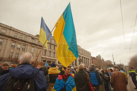 Téléchargez les photos : Dublin, Co. Dublin, Irlande - 24 février 2023 - Rassemblement des Ukrainiens et sympathisants. Le premier anniversaire de l'invasion russe de l'Ukraine. O'Connell street près de GPO - en image libre de droit