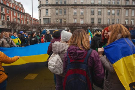 Foto de Dublin, Co. Dublin, Ireland - February 24th 2023 - Ukrainians and supporters rally. The first anniversary of Russia's invasion of Ukraine. O'Connell street near GPO. Text space - Imagen libre de derechos