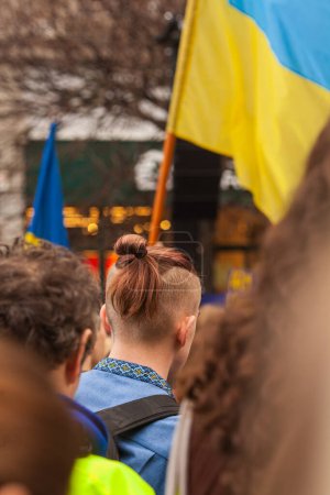 Foto de Dublín, Co. Dublín, Irlanda - 24 de febrero de 2023 - Manifestación de ucranianos y simpatizantes. El primer aniversario de la invasión rusa de Ucrania. Calle O 'Connell cerca de GPO. Niño vistiendo vyshyvanka tradicional - Imagen libre de derechos