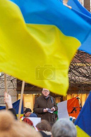 Téléchargez les photos : Dublin, Co. Dublin, Irlande - 24 février 2023 - Rassemblement des Ukrainiens et sympathisants. Le premier anniversaire de l'invasion russe de l'Ukraine. O'Connell, près de GPO. Discours de Charles Flanagan, Comité de la défense - en image libre de droit