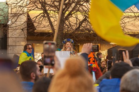 Foto de Dublín, Co. Dublín, Irlanda - 24 de febrero de 2023 - Manifestación de ucranianos y simpatizantes. El primer aniversario de la invasión rusa de Ucrania. Calle O 'Connell cerca de GPO. Concierto musical - Imagen libre de derechos