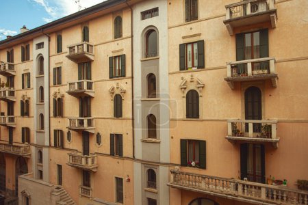 Téléchargez les photos : Windows de Vérone. Volets italiens traditionnels. Plan extérieur avec perspective - en image libre de droit