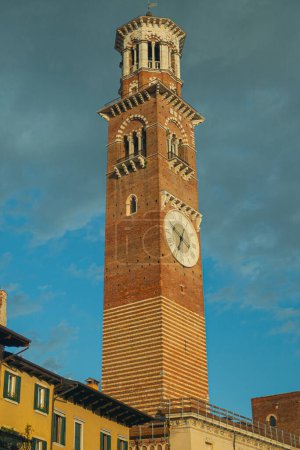 Foto de Concepto Verona justo. La Torre dei Lamberti - torre alta en el casco antiguo de la ciudad. Cielo nublado. tiro al aire libre - Imagen libre de derechos