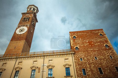 Téléchargez les photos : Concept de Vérone équitable. La Torre dei Lamberti - tour haute dans le vieux centre-ville. Ciel nuageux dramatique. Plan extérieur - en image libre de droit